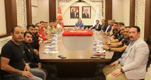 Buzulların altında kalan 2 kişiyi arama çalışmaları devam ediyor