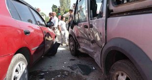 Erciş'te otomobille kamyonet çarpıştı: 3 yaralı
