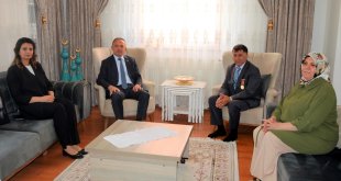 Ardahan Valisi Öner, 15 Temmuz gazisi Zafer İpek'i ziyaret etti