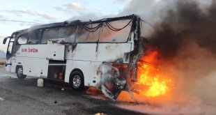 Ağrı'da yolcu otobüsü alev aldı