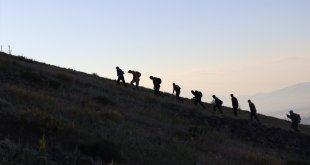 Iğdırlı dağcılar 15 Temmuz şehitleri için 2 bin 550 rakımlı Tekelti Dağı'na tırmandı