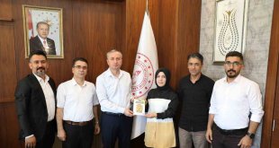 Ağrı'da okul yöneticileri çıkardıkları kitabı Milli Eğitim Müdürü Kökrek'e hediye etti