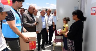 Malatya'da depremzedelere yardım malzemesi dağıtıldı