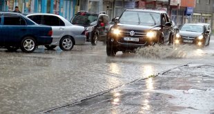 Kars'ta sağanak nedeniyle cadde ve yollarda su birikintisi oluştu
