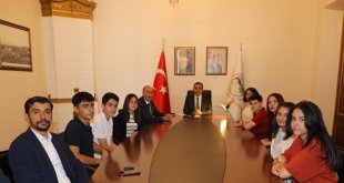 Vali Öksüz, başarılı öğrencileri makamında ağırladı