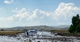 Ağrı'da sağanak sonucu oluşan sel ulaşımı aksattı