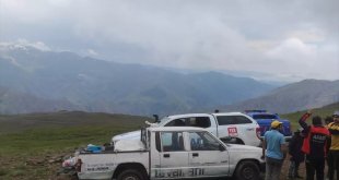 Erzincan'da dağlık alanda araçlarıyla mahsur kalan 5 kişiyi AFAD ekibi kurtardı