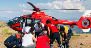 Tunceli'de ayak bileği kırılan kişi ambulans helikopterle hastaneye kaldırıldı