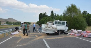 Ağrı'da kamyonetin devrilmesi sonucu 2 kişi yaralandı