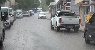 Tunceli'de zaman zaman sağanak yağış etkili oluyor