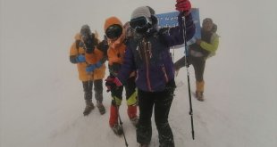 Kahramanmaraş merkezli depremlerde hayatını kaybedenler Ağrı Dağı'nın zirvesinde anıldı