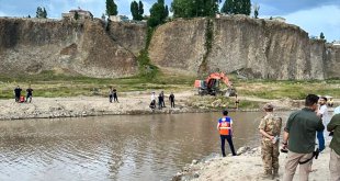 Ağrı'da hayvanları nehrin karşısına geçirmeye çalışırken suya düşen çocuk boğuldu