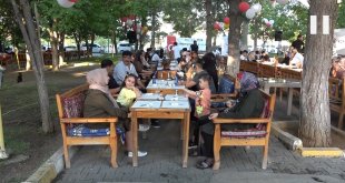 Muş'ta koruyucu aileler yemekte bir araya geldi