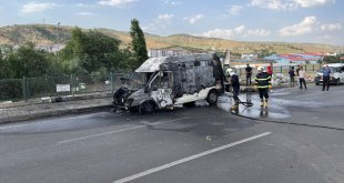 Bingöl'de seyir halindeki minibüs yandı