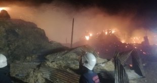 Van'da Samancılar Sitesi'nde çıkan yangına müdahale ediliyor