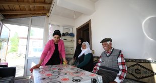 Bingöl'de 101 yaşındaki Alişan dedenin evinin temizliğini SYDV personeli yapıyor
