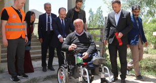 Başkale'de yürüme engelli Doğan'a akülü tekerlekli sandalye hediye edildi