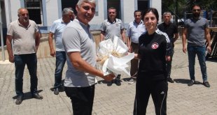 Avrupa ikincisi olan milli sporcu Ekinci, Bitlis'te çiçeklerle karşılandı