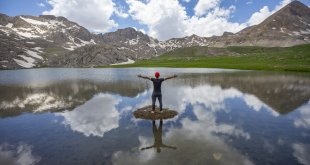 Tunceli'nin buzul göllerini görmek için 3 bin rakımlı bölgeye tırmanıyorlar