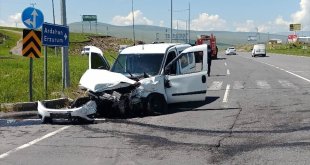 Ardahan'da minibüsle kamyonetin çarpışması sonucu 6 kişi yaralandı