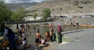 Erzincan'da sıcaktan bunalan vatandaşlar havuzda serinledi