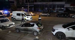 Cadde ortasında husumetlisine kurşun yağdırdı: 1 ağır yaralı