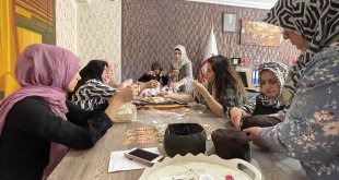 Elazığlı kadınlar yaptıkları el işi ürünlerle ev ekonomisine katkı sağlıyor
