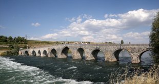 Muş'taki tarihi Murat Köprüsü'nde bayram yoğunluğu