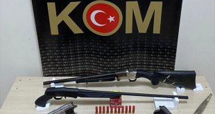 Kars'ta silah kaçakçılığı operasyonunda 2 şüpheli yakalandı