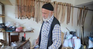 Yaşlı adam ağaç dallarını sanat eserine dönüştürüyor