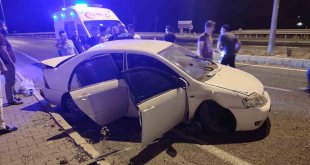 Elazığ'da otomobil kaldırıma çarptı: 3 yaralı