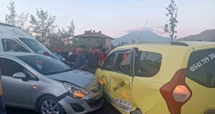 Ağrı'da iki araç çarpıştı: 2 yaralı