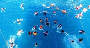İranlıların Van Gölü'nde yüzme keyfi