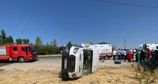 Van'da minibüsün devrilmesi sonucu 14 kişi yaralandı