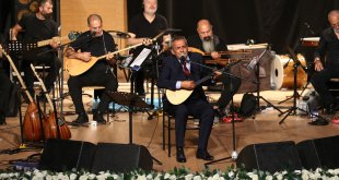 Yavuz Bingöl, 'Aşık Veysel'siz 50 Yıl' konserleri kapsamında Bingöl'de sahne aldı