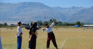 Erzincan'da Geleneksel Türk Okçuluğu Hava Koşusu Türkiye Şampiyonası başladı
