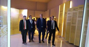 Kültür ve Turizm Bakanı Mehmet Nuri Ersoy, Ahlat Müzesi'ni ziyaret etti