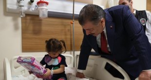 Sağlık Bakanı Koca, Ahlat Devlet Hastanesi'ndeki hastaları ziyaret etti