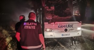 Malatya'da seyir halindeki yolcu otobüsünde çıkan yangın söndürüldü