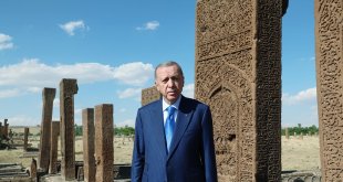 Cumhurbaşkanı Erdoğan, Ahlat Selçuklu Mezarlığı'nı ziyaret etti