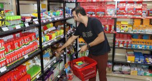 Erzincan'da gönüllü gençler "Askıda Kırtasiye" kampanyasıyla çocukların yüzünü güldürüyor