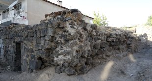 Malazgirt'teki kazı çalışmalarında çevresi toprakla kaplı han ortaya çıkarıldı