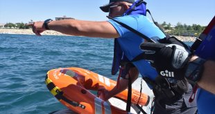 Deniz polisleri "Van Denizi"nde boğulmaları önlemek için devriye atıyor