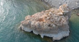 Van Gölü'nde suların çekilmesiyle kaya mezar ve odalar gün yüzüne çıktı