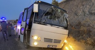 Elazığ'da yoldan çıkarak, su tahliye kanalına giren midibüsteki 13 kişi yaralandı