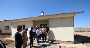 Vali Usta, Karlıova'daki deprem konutlarını inceledi