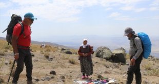Kışın ördüğü çorapları yazın Ağrı Dağı'na gelen turistlere satarak kazanç sağlıyor