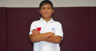 Katıldığı ilk Türkiye Şampiyonası'nda üçüncü olan minik güreşçi Botan, hedef yükseltti