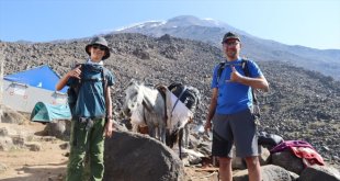 Faslı Youssef 12 yaşında Ağrı Dağı'nda zirve yaptı