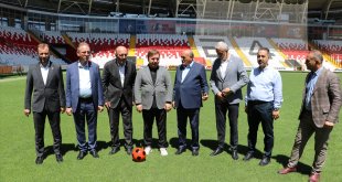 AK Parti Kütahya Milletvekilleri 'Erzincan 13 Şubat Şehir Stadı'nı inceledi